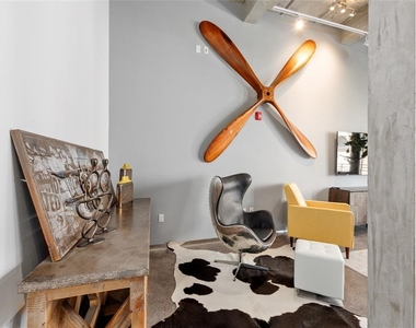 302 Se Broadway Street - Photo Thumbnail 2