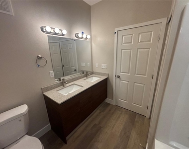 4424 S Texas Avenue - Photo Thumbnail 6