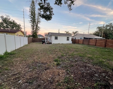 1658 Hempel Avenue - Photo Thumbnail 5