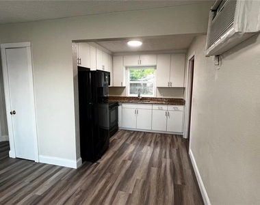 1658 Hempel Avenue - Photo Thumbnail 18