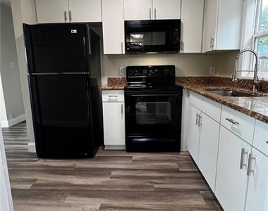 1658 Hempel Avenue - Photo Thumbnail 14