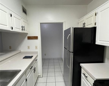 3318 Camelot Drive - Photo Thumbnail 10