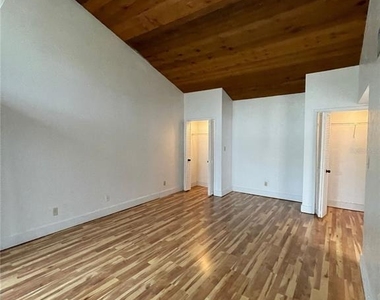 3318 Camelot Drive - Photo Thumbnail 9