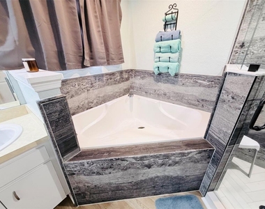 6868 Bordeaux Boulevard - Photo Thumbnail 20