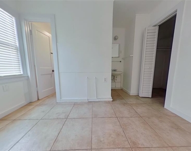 327 Nw 15th Terrace - Photo Thumbnail 2