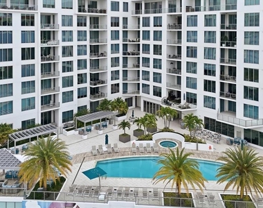 111 S Pineapple Avenue - Photo Thumbnail 1