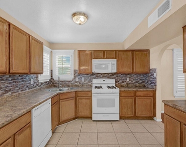 1460 Paseo De Flor Street - Photo Thumbnail 13