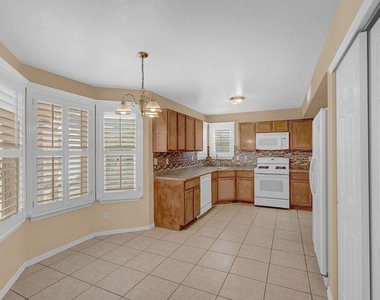 1460 Paseo De Flor Street - Photo Thumbnail 11
