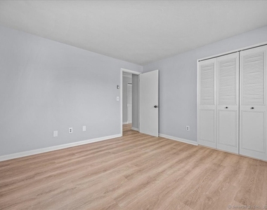 98 Carlton Street - Photo Thumbnail 4