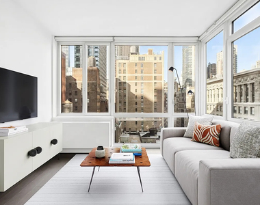 5th Avenue - Photo Thumbnail 3