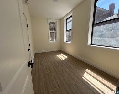 472 Main Street - Photo Thumbnail 5
