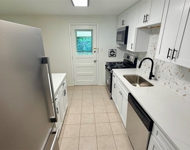 3812 Louisa St - Photo Thumbnail 8