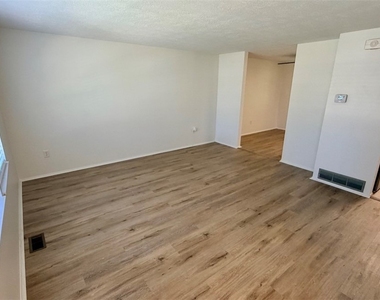 3812 Louisa St - Photo Thumbnail 2