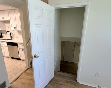 3812 Louisa St - Photo Thumbnail 24