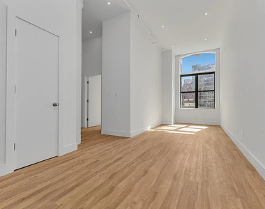 81 Willoughby Street - Photo Thumbnail 1