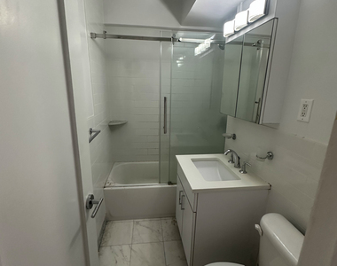 165 East 35th Street - Photo Thumbnail 3