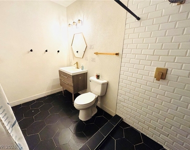1920 Howard Avenue - Photo Thumbnail 10