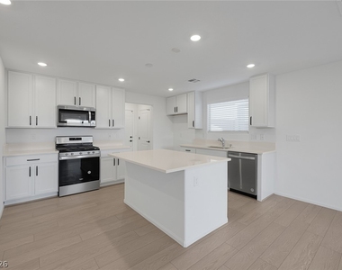 9514 Wayfarer Seek Court - Photo Thumbnail 7