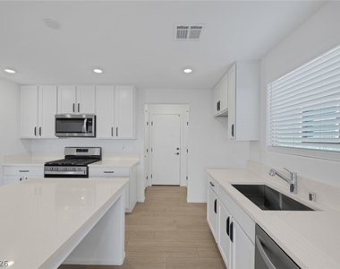 9514 Wayfarer Seek Court - Photo Thumbnail 10