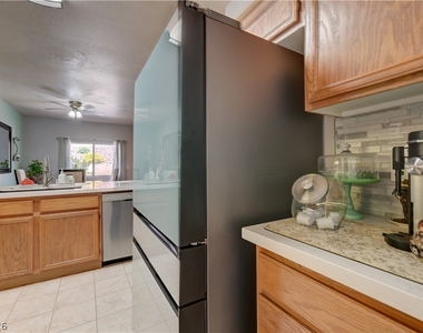 2050 N Los Feliz Street - Photo Thumbnail 24