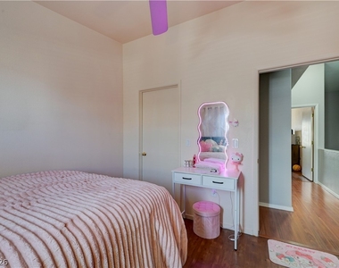 2050 N Los Feliz Street - Photo Thumbnail 47