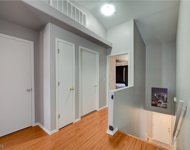 2050 N Los Feliz Street - Photo Thumbnail 33