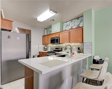 2050 N Los Feliz Street - Photo Thumbnail 18