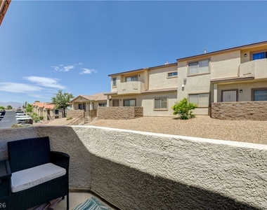 2050 N Los Feliz Street - Photo Thumbnail 44