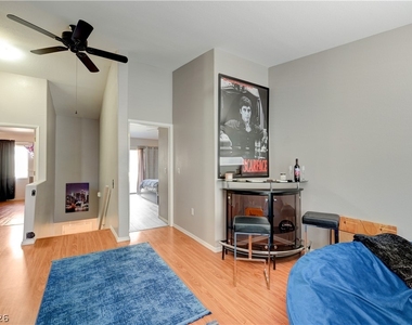 2050 N Los Feliz Street - Photo Thumbnail 31