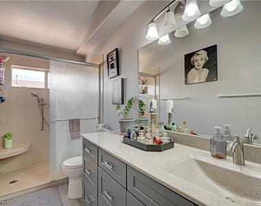 2050 N Los Feliz Street - Photo Thumbnail 38