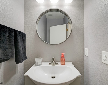 2050 N Los Feliz Street - Photo Thumbnail 27
