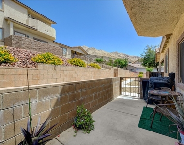 2050 N Los Feliz Street - Photo Thumbnail 5