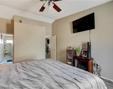 2050 N Los Feliz Street - Photo Thumbnail 35