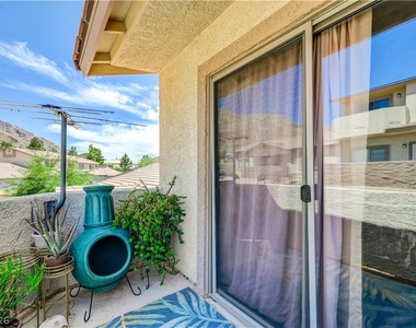 2050 N Los Feliz Street - Photo Thumbnail 42