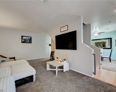2050 N Los Feliz Street - Photo Thumbnail 9
