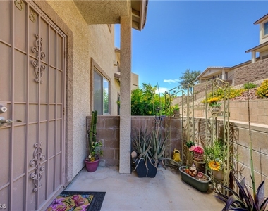 2050 N Los Feliz Street - Photo Thumbnail 6