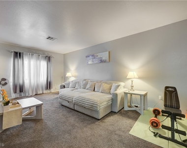 2050 N Los Feliz Street - Photo Thumbnail 11