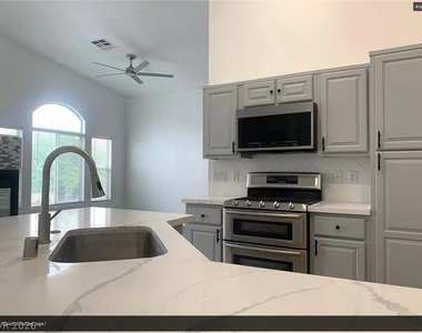 8710 Horizon Wind Avenue - Photo Thumbnail 6