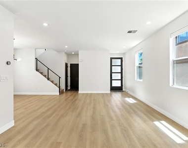 917 Lord Crewe Street - Photo Thumbnail 2