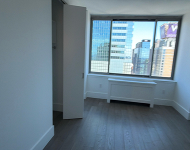 West 47th Street - Photo Thumbnail 8