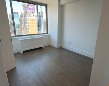 West 47th Street - Photo Thumbnail 5
