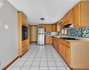 172 Tremont Avenue - Photo Thumbnail 5