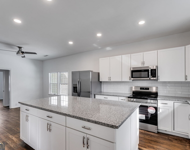 734 W College Street - Photo Thumbnail 5