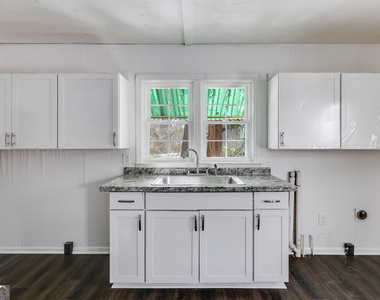 734 W College Street - Photo Thumbnail 14