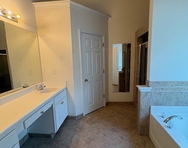 95 Saddlebrook Drive - Photo Thumbnail 8