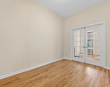 East 61th - Photo Thumbnail 3