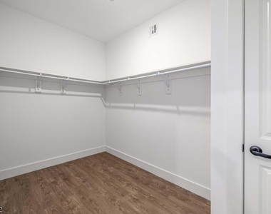 555 Northfield Ave - Photo Thumbnail 24