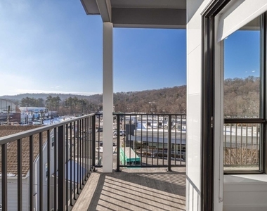 555 Northfield Ave - Photo Thumbnail 8