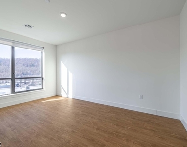 555 Northfield Ave - Photo Thumbnail 25