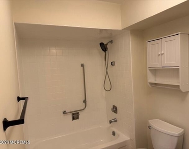 113 Amberly Drive - Photo Thumbnail 5